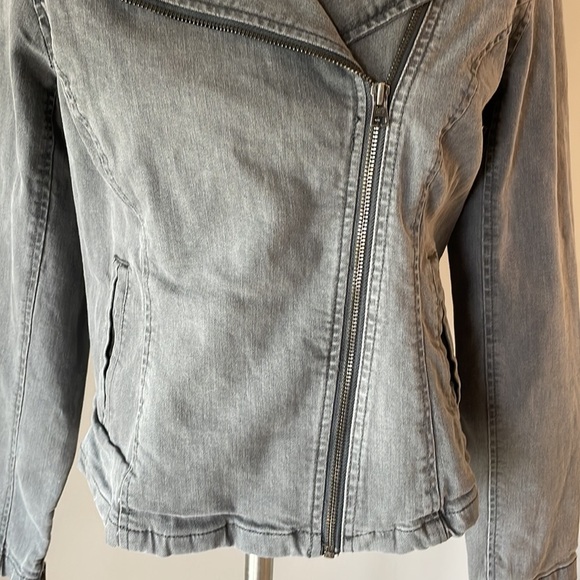 Isaac Mizrahi live moto Ryder denim stretch jacket grey diagonal zipper front 6 - Picture 3 of 13